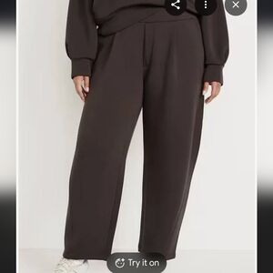 Old Navy Barrel Leg Pants in Black